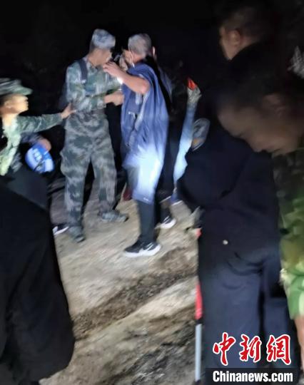 警方深夜搜救行動，成功救出被困深山中的四名游客，四人安全獲救