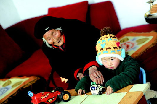 百歲奶奶十年網(wǎng)齡玩轉(zhuǎn)手機(jī)，數(shù)碼人生游刃有余