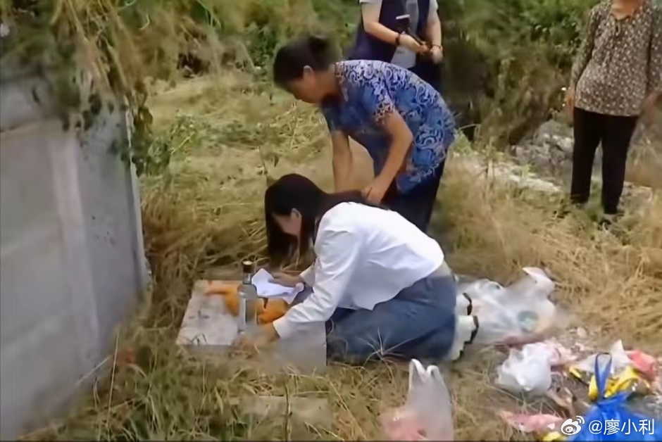被拐女孩墳前悲痛發(fā)誓，堅(jiān)決討回公道