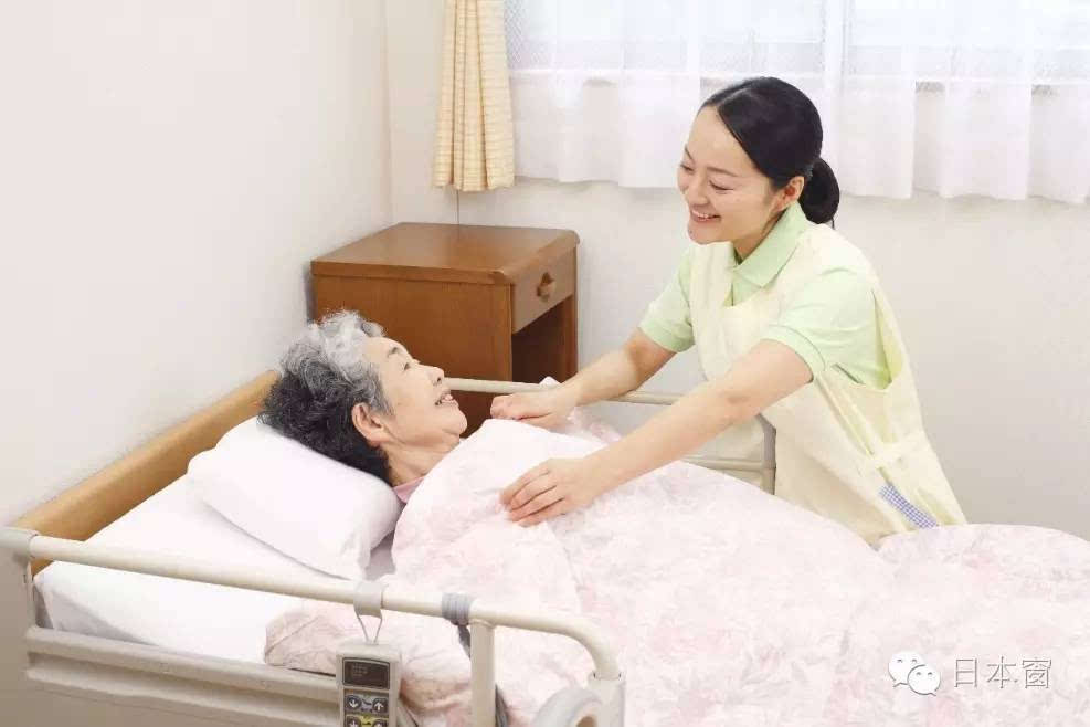 跨越國(guó)界的護(hù)理人生，日本養(yǎng)老護(hù)工的職業(yè)選擇與月入近萬(wàn)的奮斗歷程