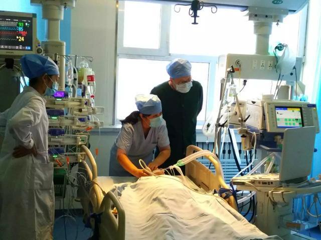 網(wǎng)紅突發(fā)腦出血進(jìn)ICU，年輕生命敲響警鐘